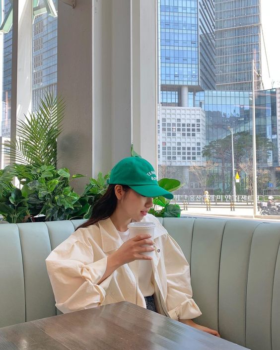 戴帽子的女生