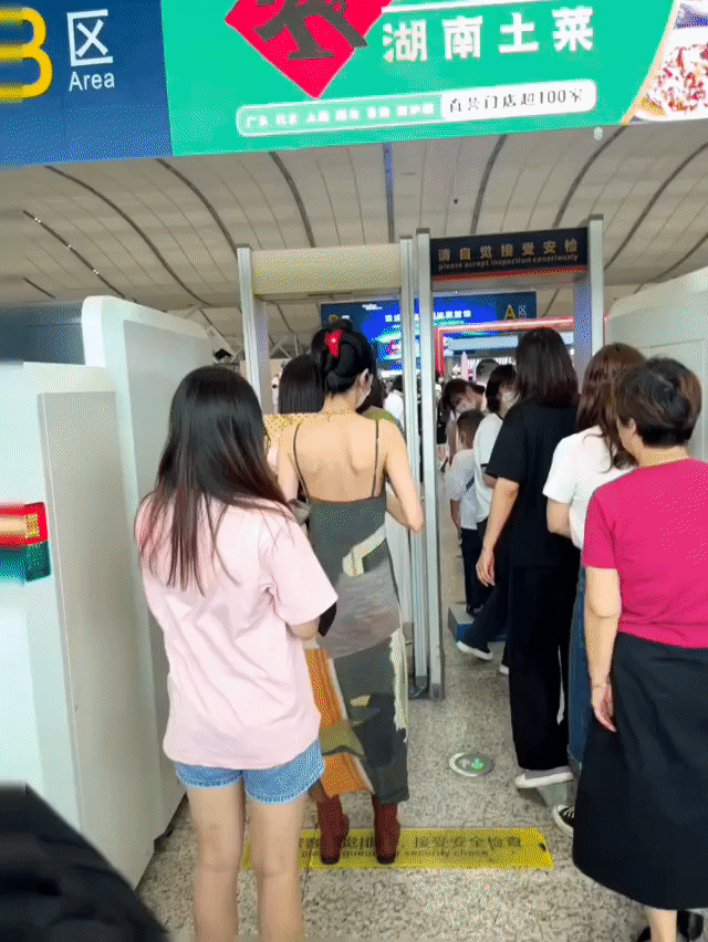 迪丽热巴赶高铁
