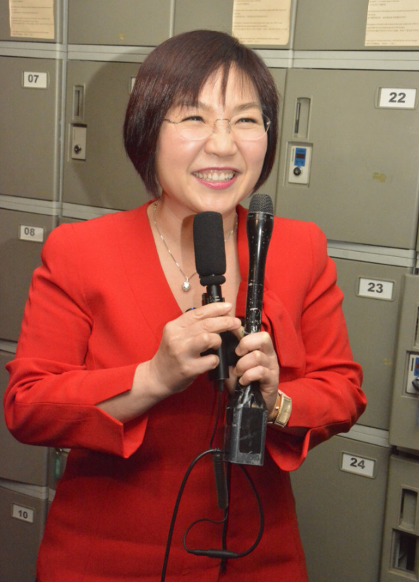 苦主拉布条骂郭晋安:代言诈骗!