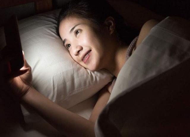 熬夜用手机