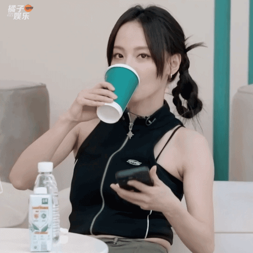 张嘉倪喝奶茶