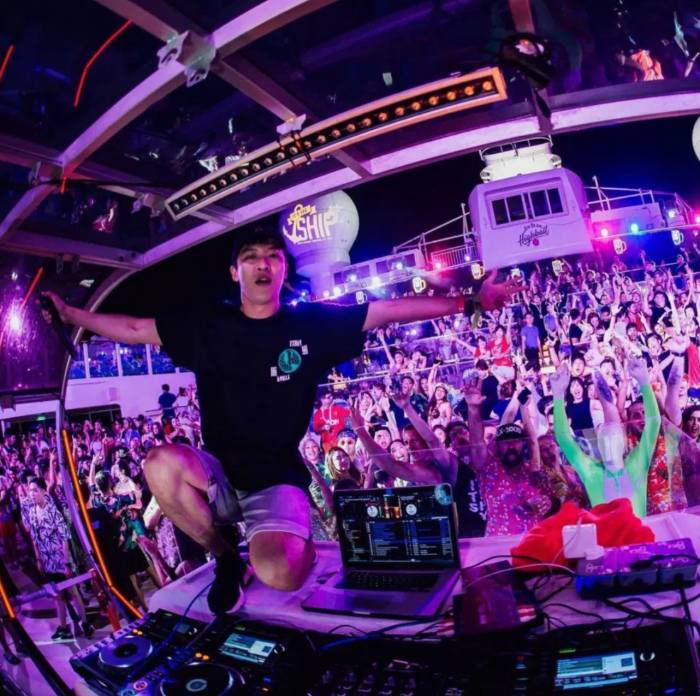 Its The Ship 室内派对