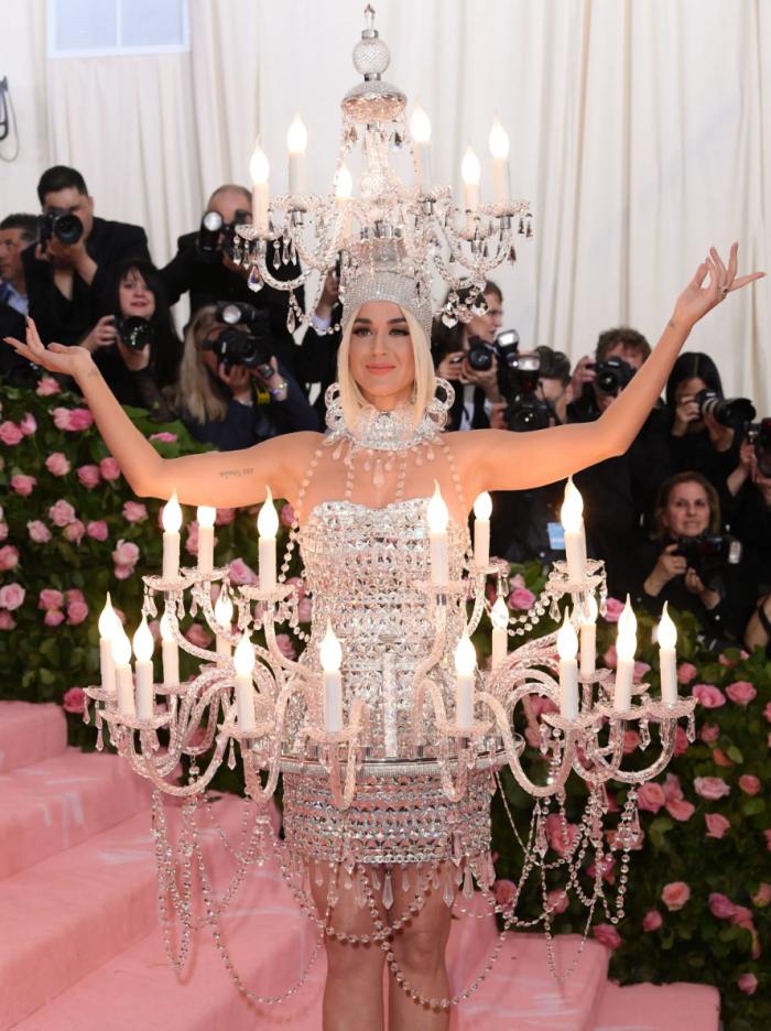 Katy Perry穿着Jeremy Scott的设计走红毯