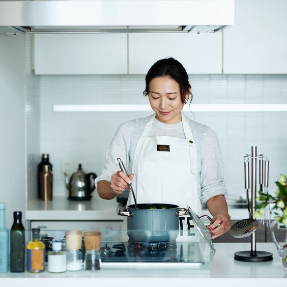 女性在做饭