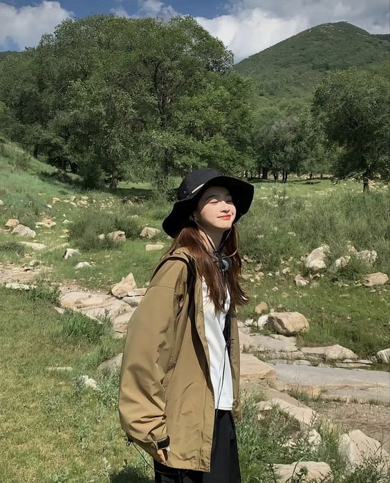 女生户外走山