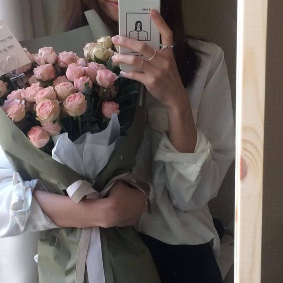 女生手捧鲜花
