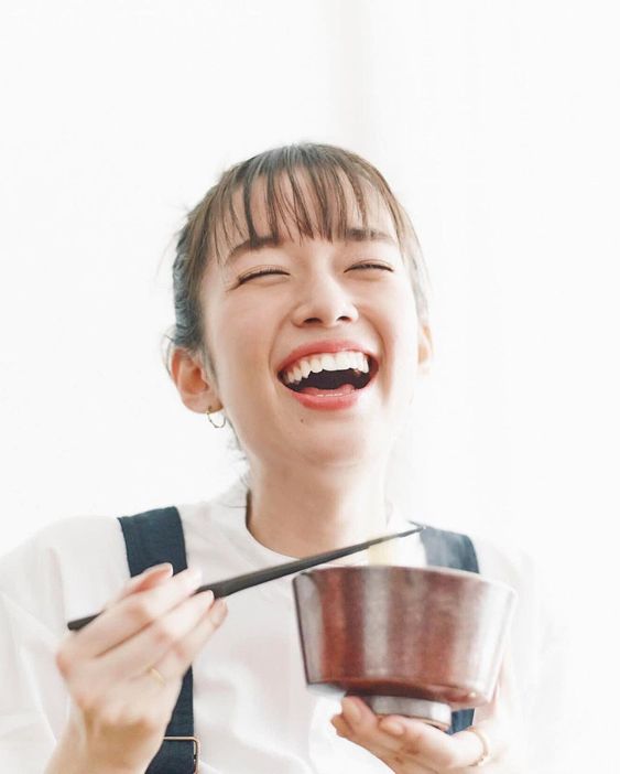 日本女生吃饭