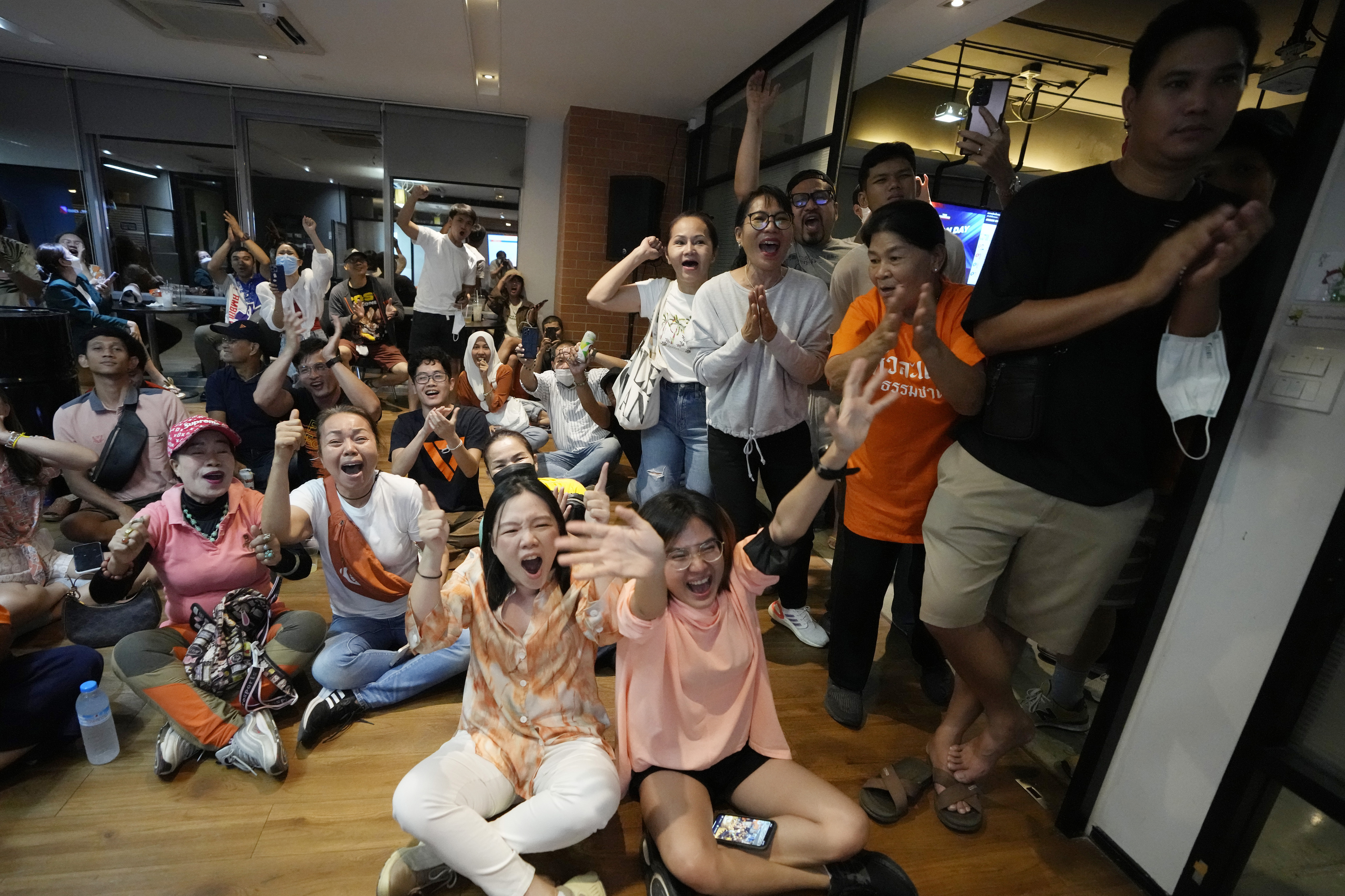 前进党成为选举最大赢家,支持者在前进党总部为胜利欢呼!