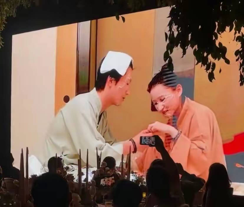 何超莲爆料:窦骁用13令吉戒指求婚