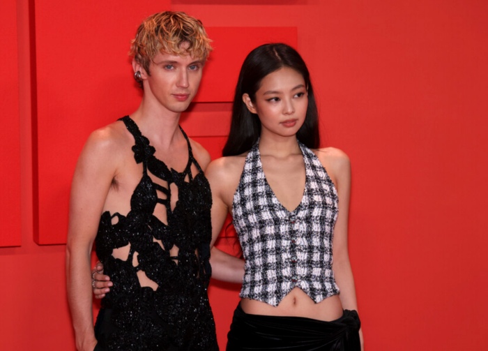 Jennie和同剧演员Troye Sivan