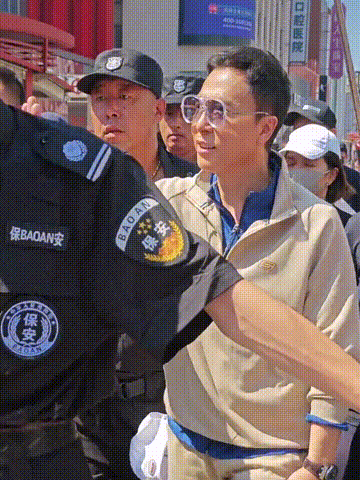 甄子丹被保安重重包围