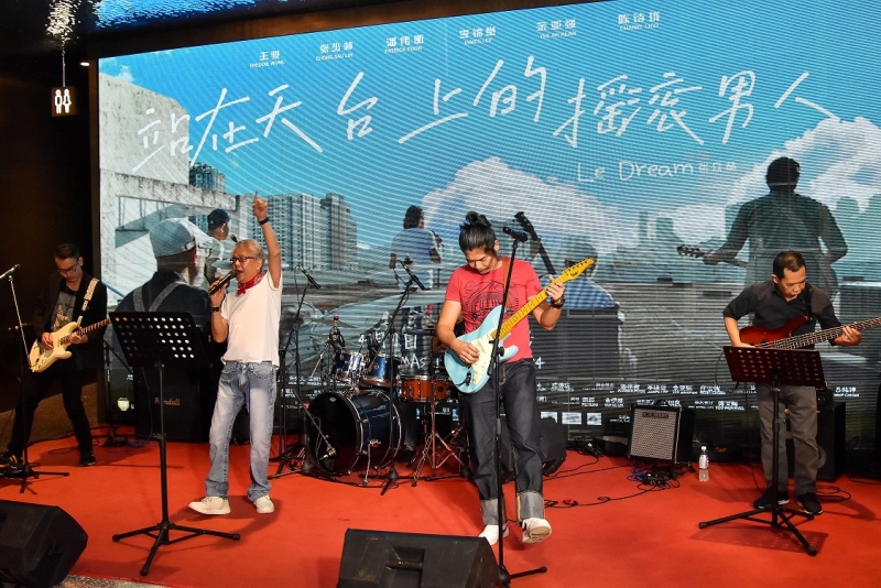 《站在天台上的摇滚男人》