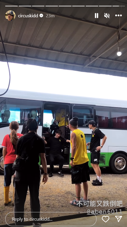 阿本下巴士险跌倒