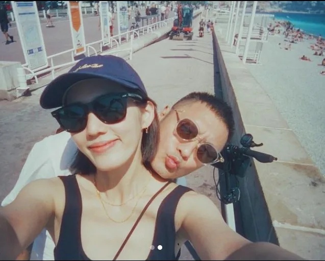 余文乐老婆带女坐飞机