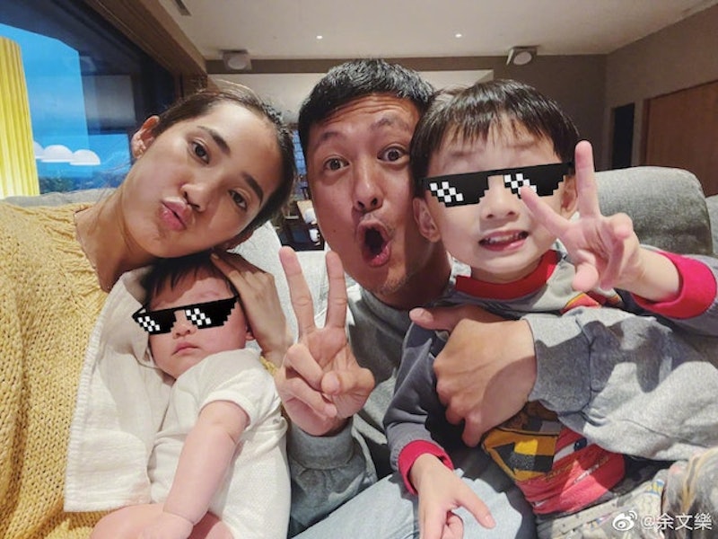 余文乐老婆带女坐飞机