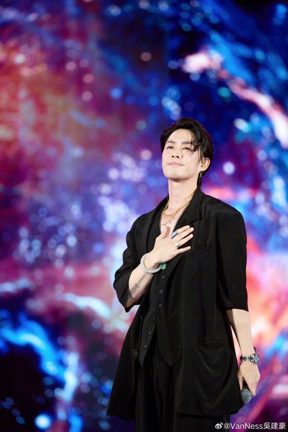 47岁吴建豪电梯自拍照曝光