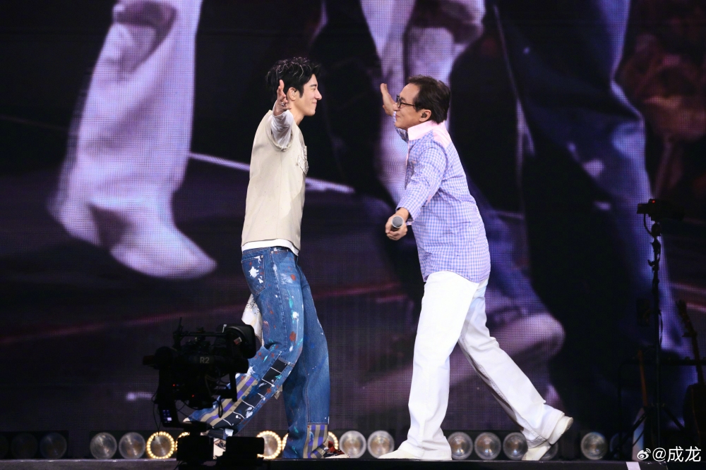 成龙、王力宏嘴对嘴亲吻