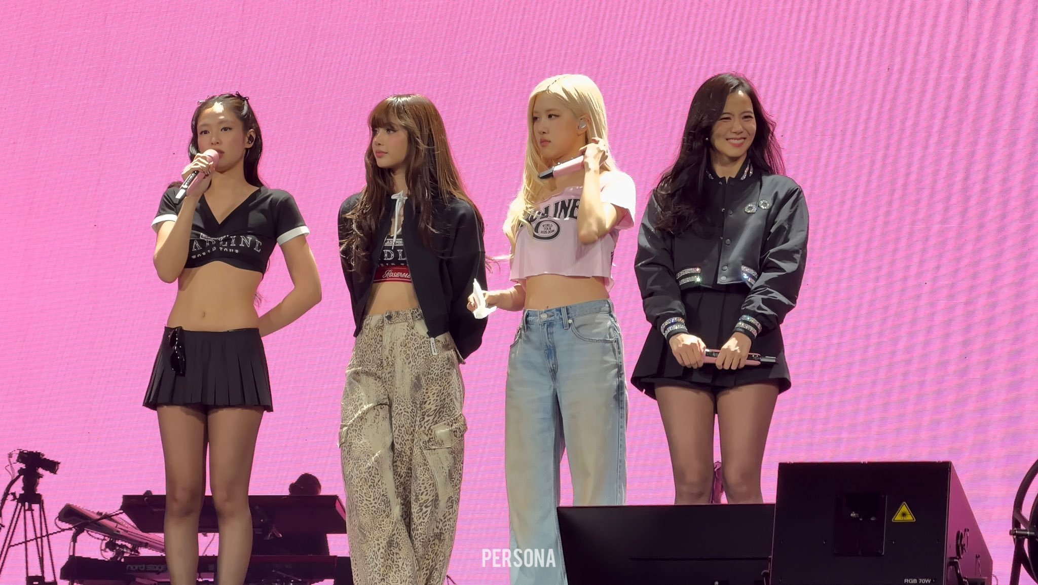 Lisa、Rosé相拥而泣