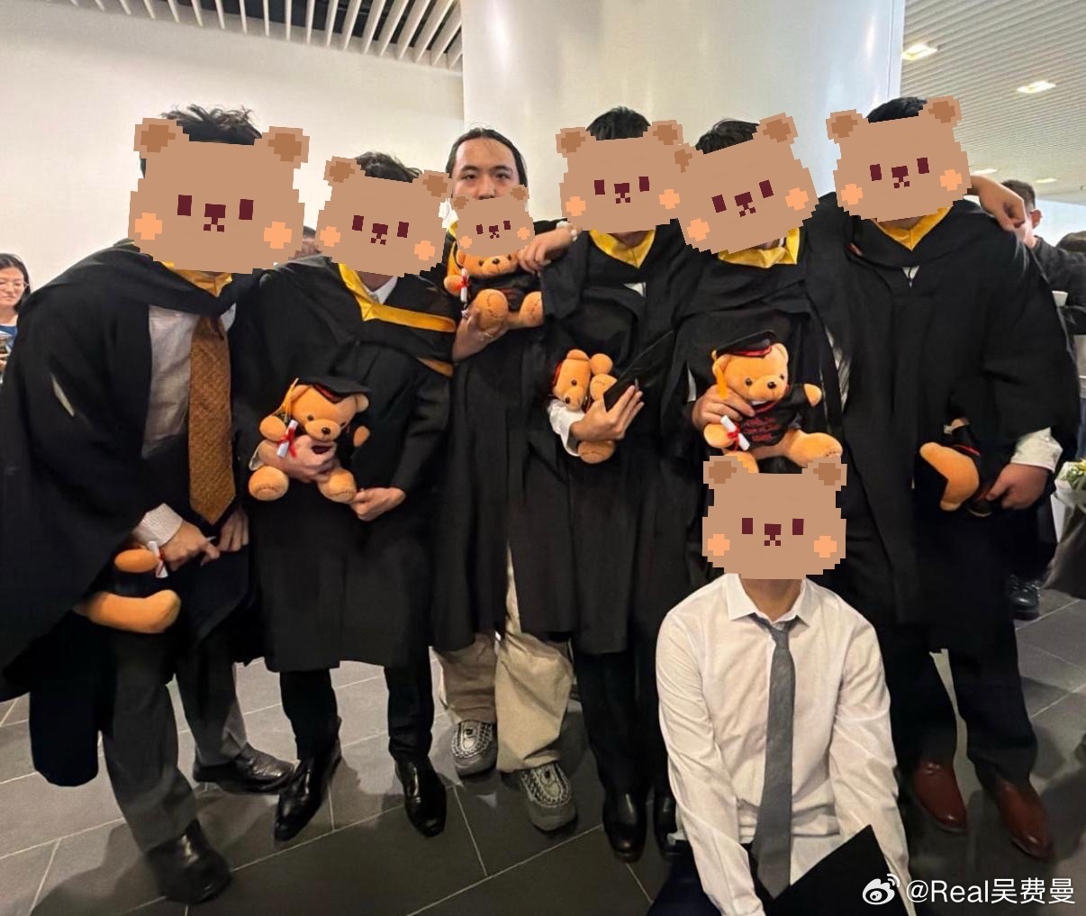 费曼小学时遭霸凌！