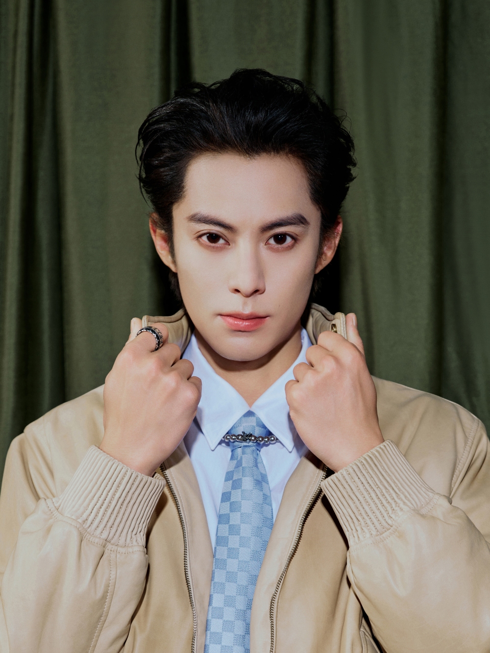 中国人气男星王鹤棣近日在私人行程中遭到贴身围堵，疑被私生饭怼脸直拍，让他直接挥手打掉拍摄者手机，引起争议！  6日，王鹤棣在结束了私人篮球活动离场时遭多人贴身围堵。现场画面显示，一名私生饭将手机贴近王鹤棣的脸部近距离录制，让王鹤棣直接气得挥手打落设备，随后被安保人员劝阻离开。  根据网友指控，当时是王鹤棣非公开性质的私人行程，该名私生饭携带了篮球等私人用品，采用“贴脸式”拍摄王鹤棣！不仅如此，涉事的私生饭更被曝出多次干扰王鹤棣正常生活，甚至售卖偷拍素材。