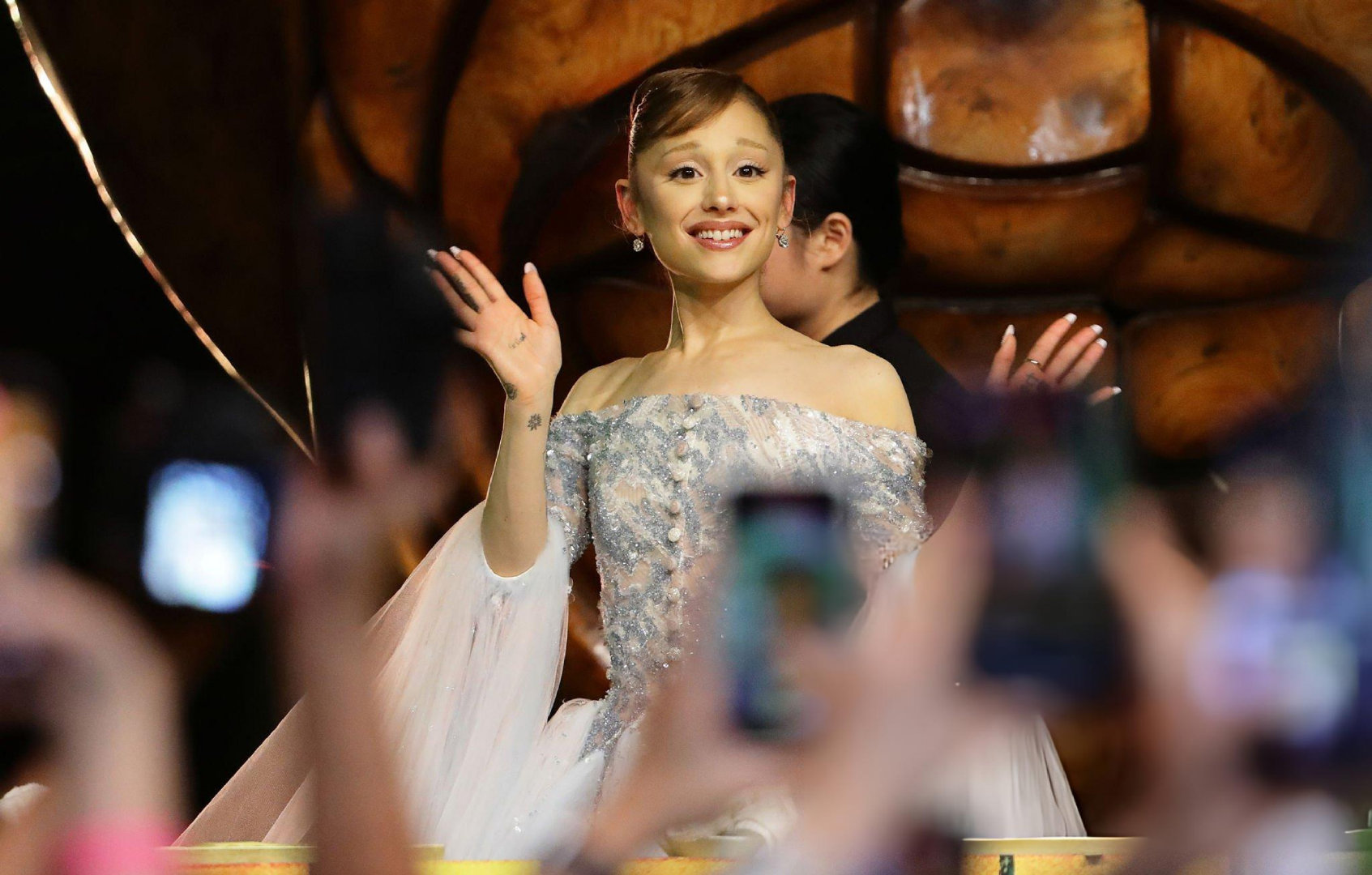 Ariana Grande新加坡首映礼遭狂粉突袭