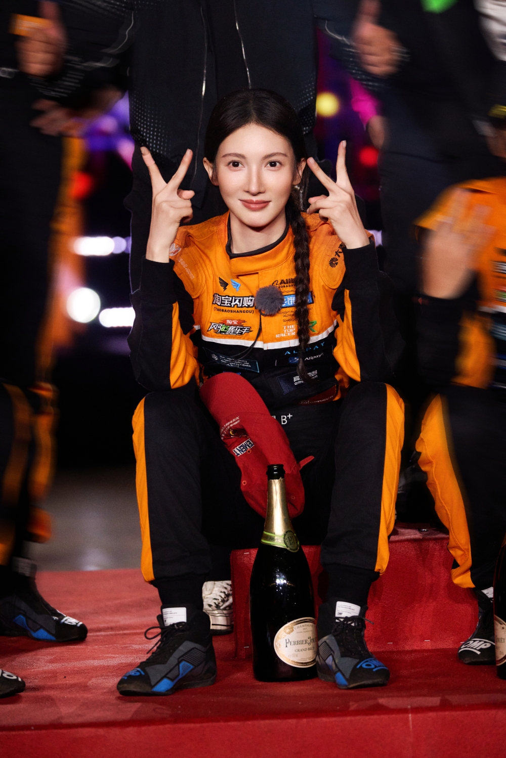 金晨道歉后仍遭狗仔阻击:公关话术!