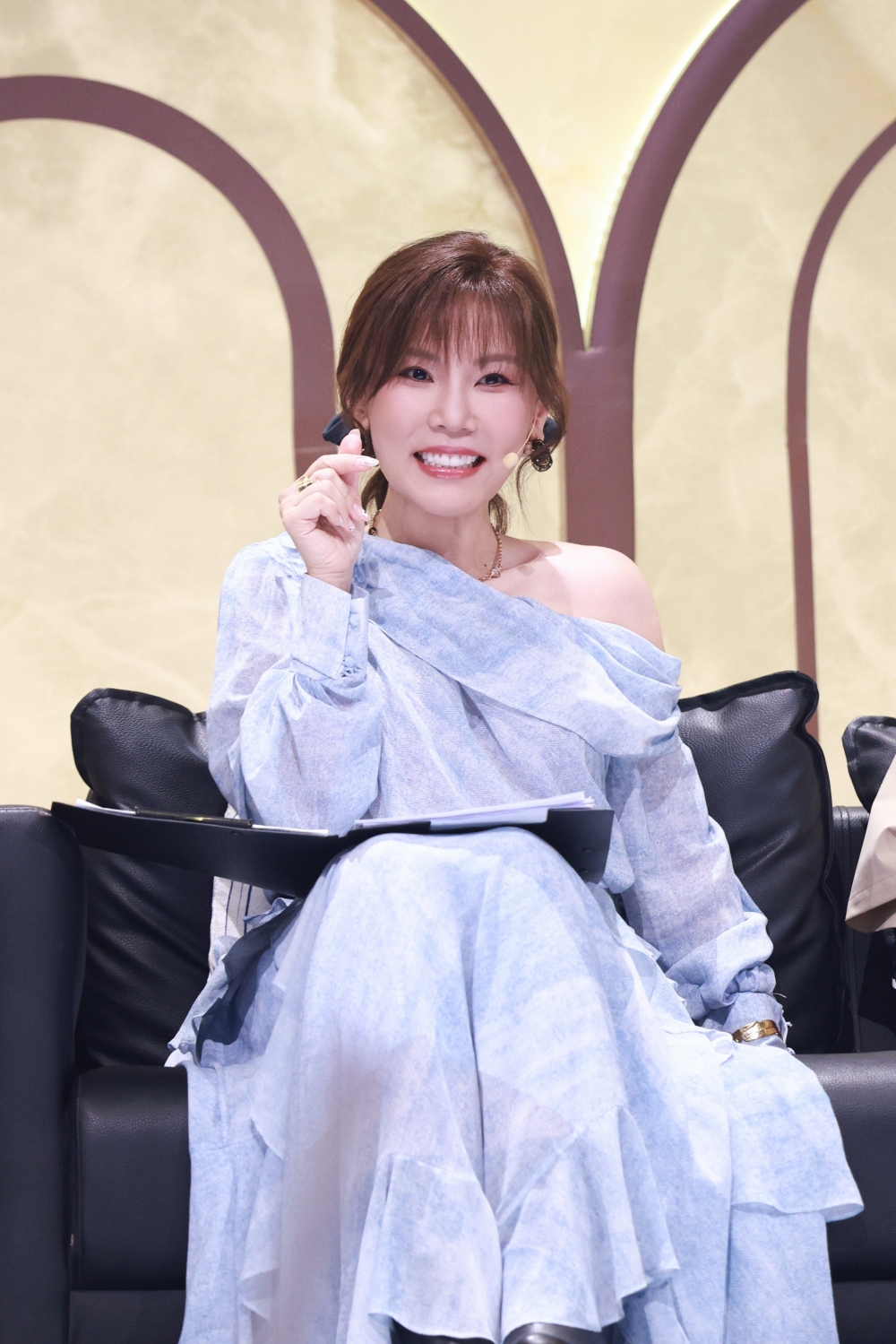 李佳薇无奈回应:我只是唱歌的
