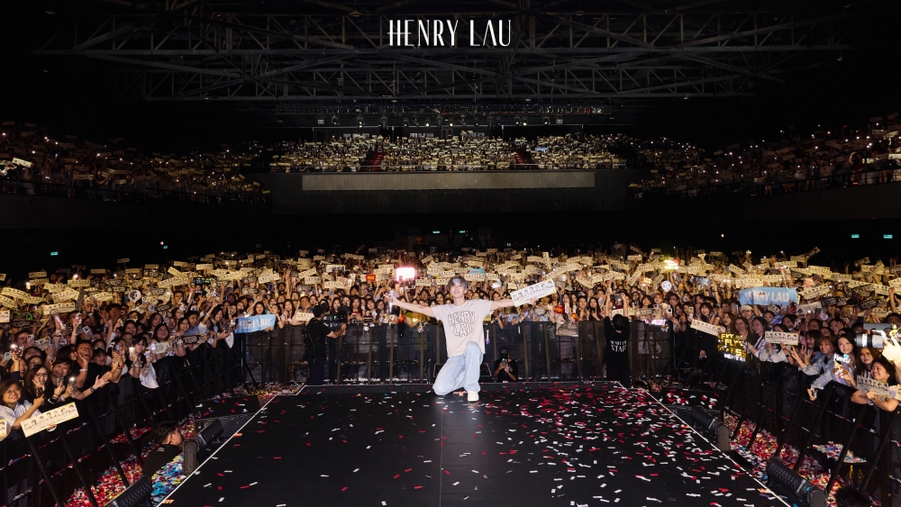 “浪漫疯子”Henry刘宪华突袭二楼看台