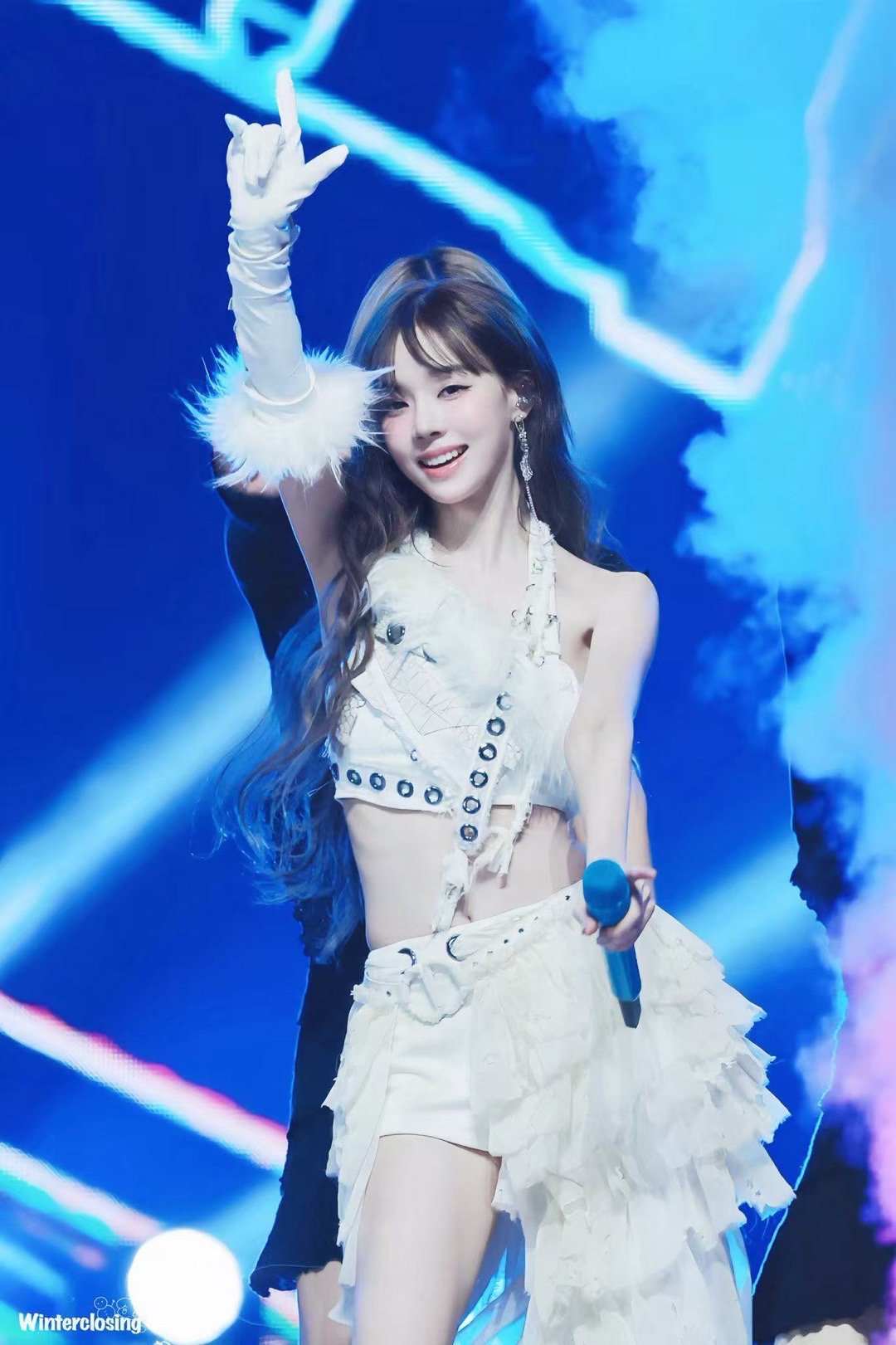 Winter 首现身被抓包右手戴著袖套