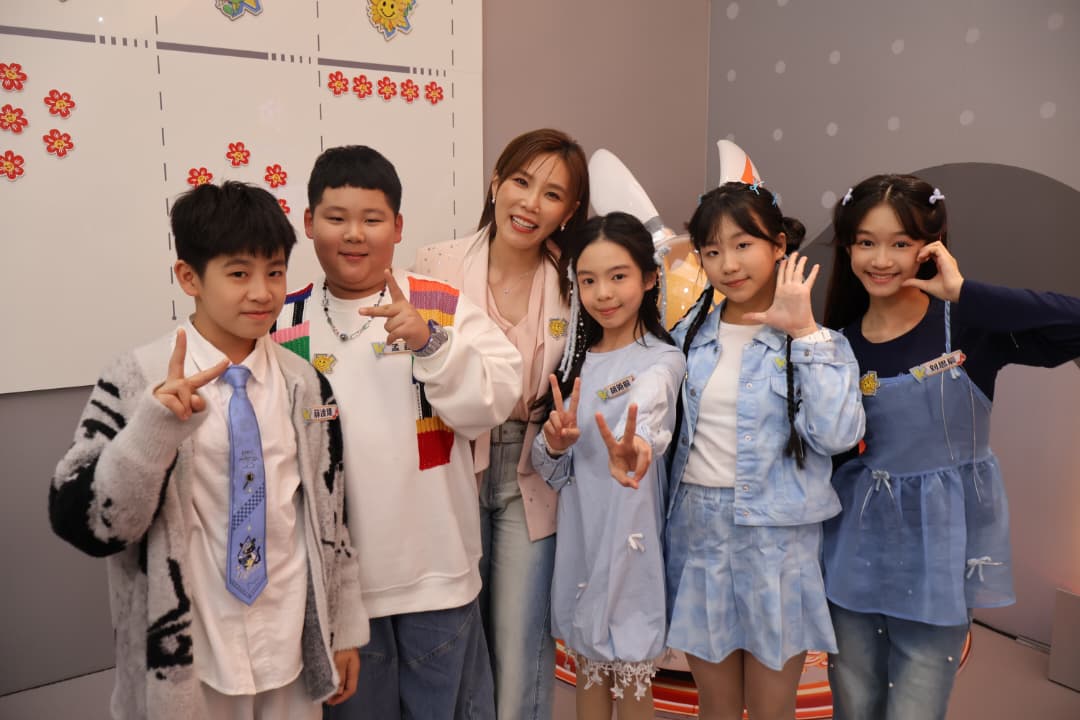 11岁大马小歌手胡箢桐与李佳薇合唱《越过山丘》！