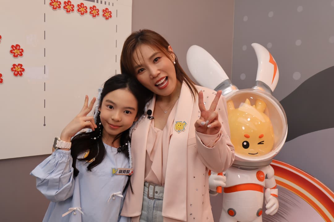 11岁大马小歌手胡箢桐与李佳薇合唱《越过山丘》！