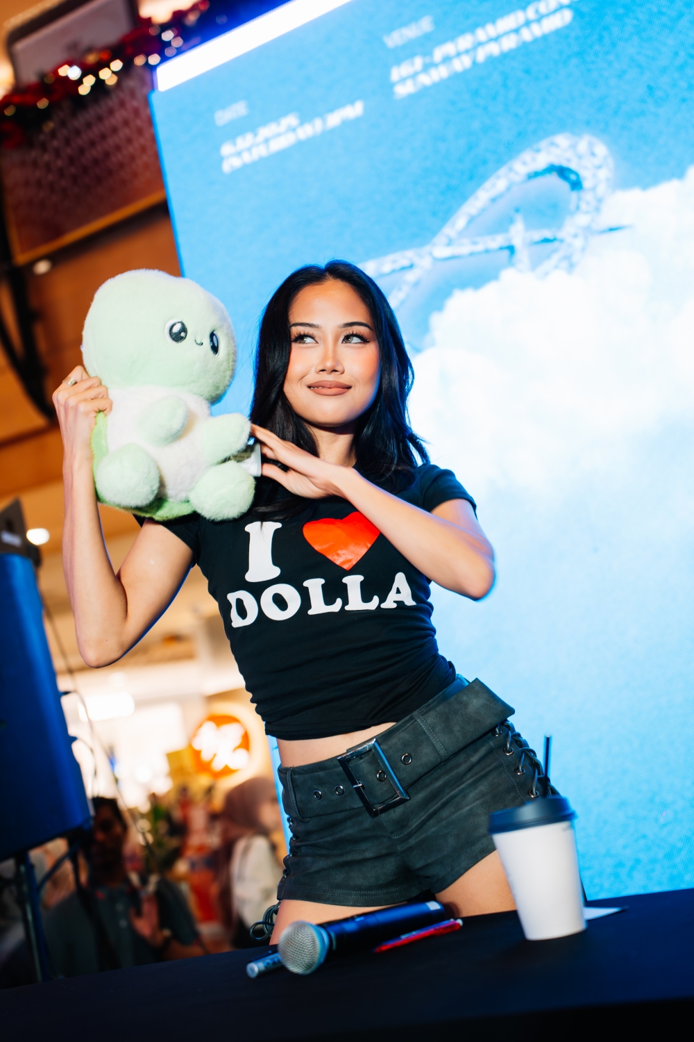 DOLLA举办粉丝专属见面会