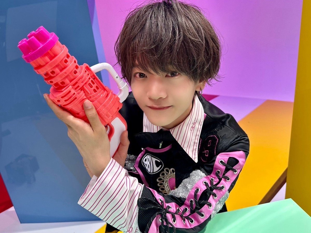 19岁男偶像演唱会结束偷闯女子浴池