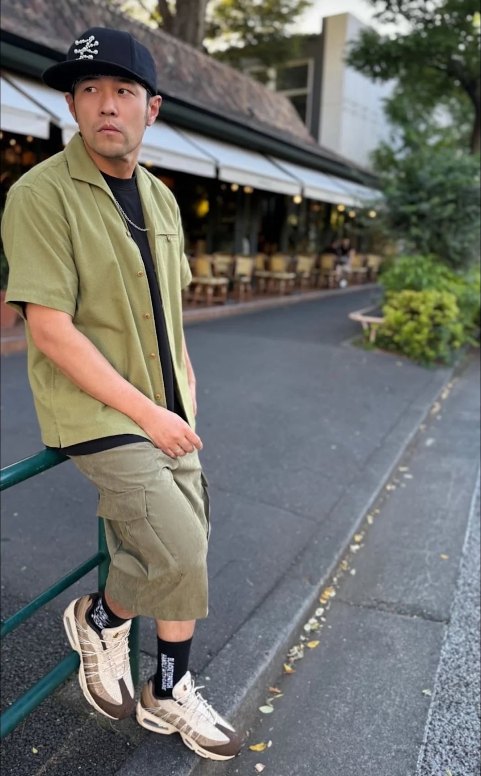 周杰伦日本坐栏杆爆红！