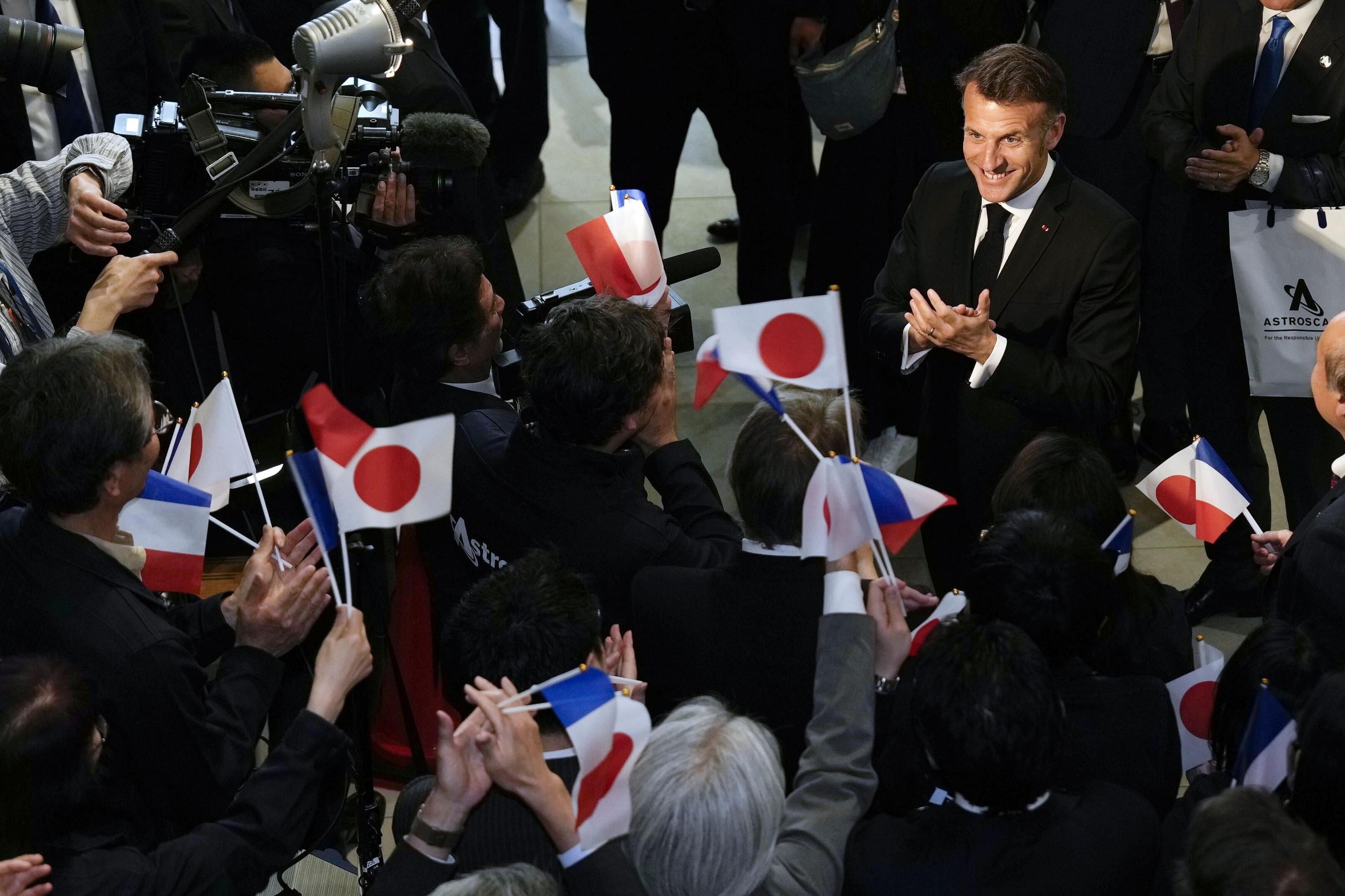 æ³å½æ»ç»é©¬åé¾äº3æ31æ¥æµè¾¾æ¥æ¬ï¼å¼å¯ä¸ºææ°æ¥çäºæ´²ä¹è¡ã