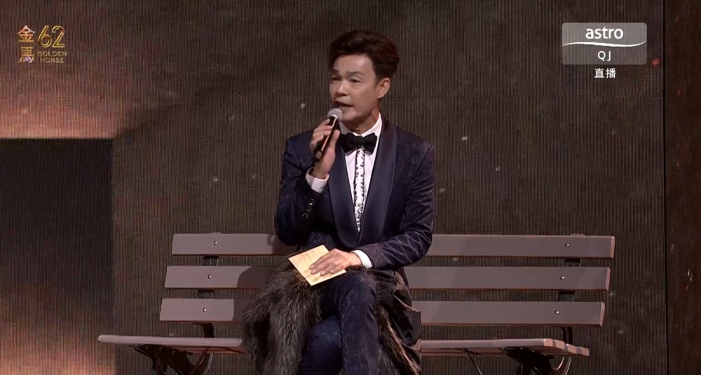 李国煌穿高跟鞋颁奖