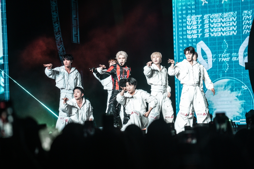 NCT TAEYONG 台上脱衣秀肌肉！