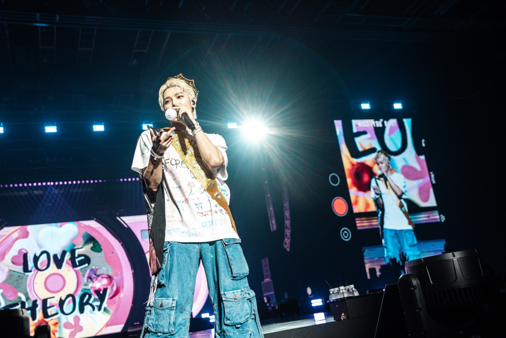 NCT TAEYONG 台上脱衣秀肌肉！