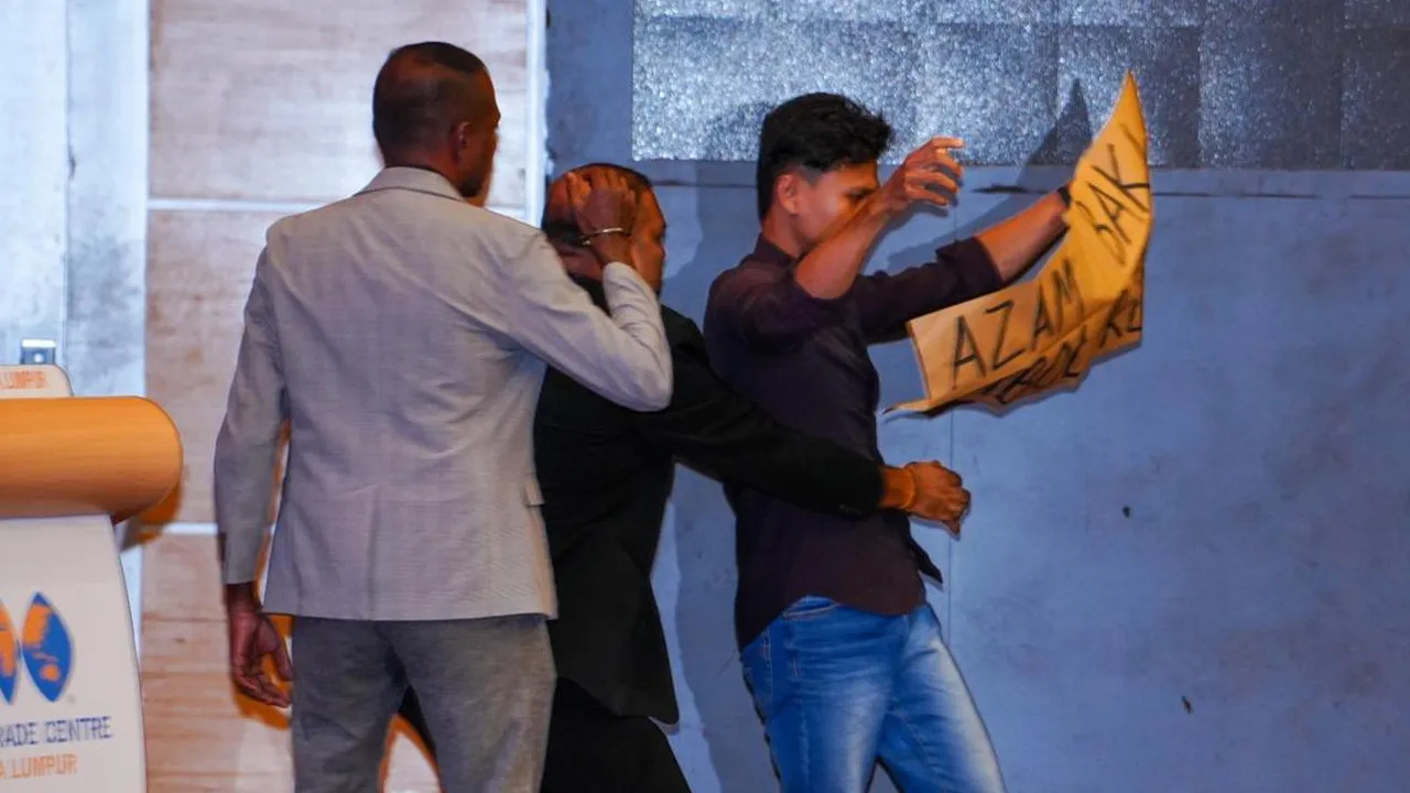 å¶ä¸­ä¸åç·å­é«ä¸¾âé¿å&nbsp;å·´åºæ¯âçç«å·²æ­»âè±¡å¾âå¤§å­æ¥ã