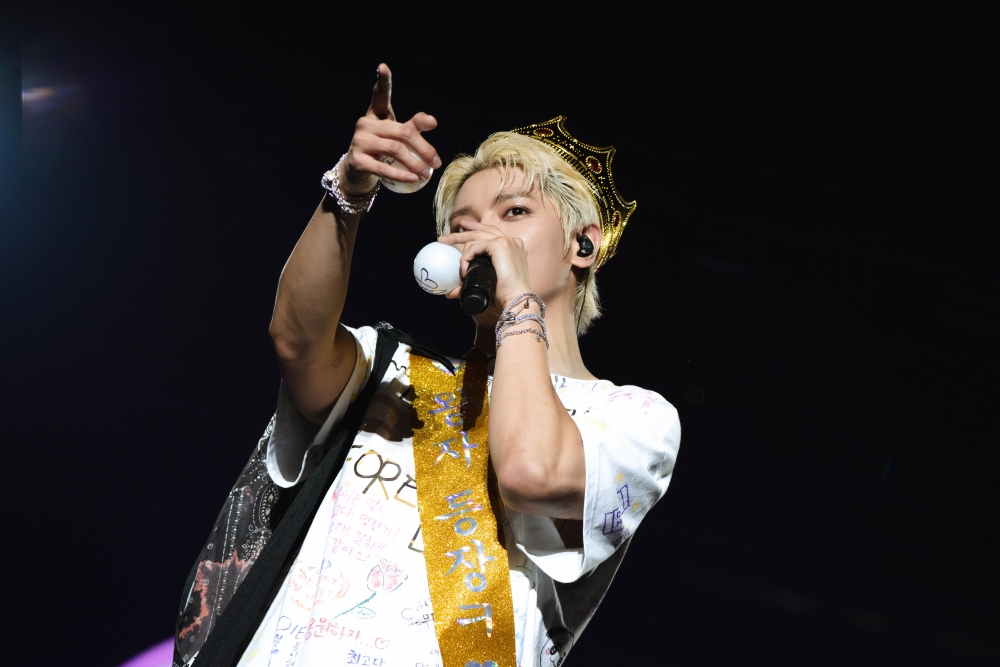 NCT TAEYONG 台上脱衣秀肌肉！