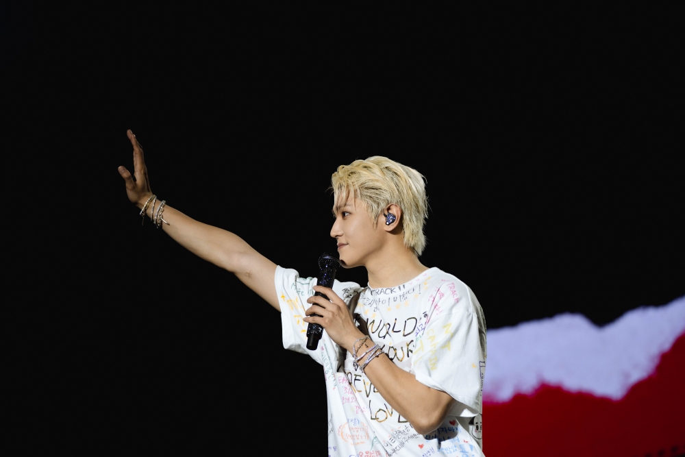 NCT TAEYONG 台上脱衣秀肌肉！