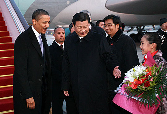 2009年,国家副主席习近平前往北京首都国际机场迎接美国总统奥巴马。