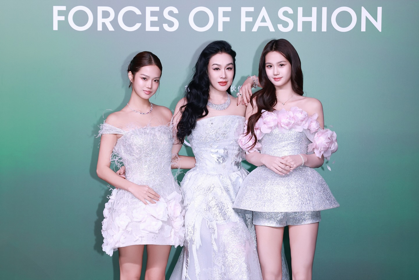 钟丽缇16岁小女儿Cayla晒自拍照