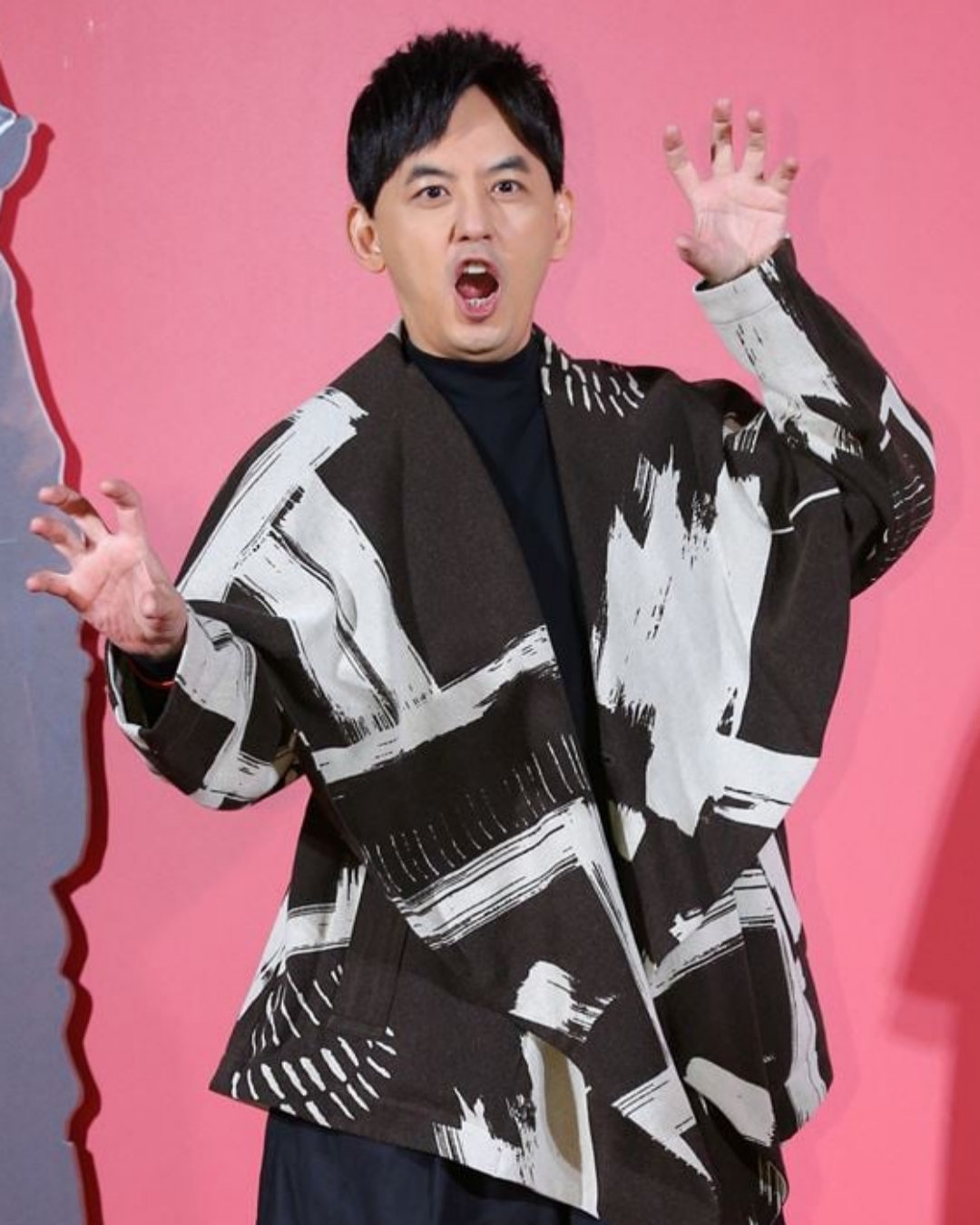黄子佼