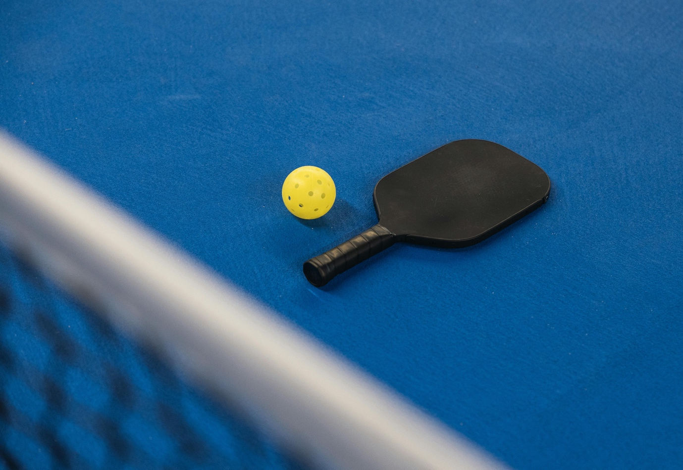 A paddle and ball on a table

AI-generated content may be incorrect.