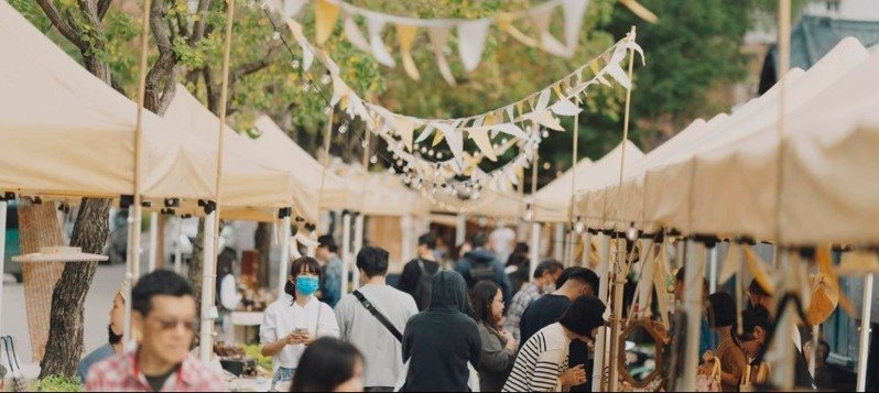 A group of people in a market

AI-generated content may be incorrect.