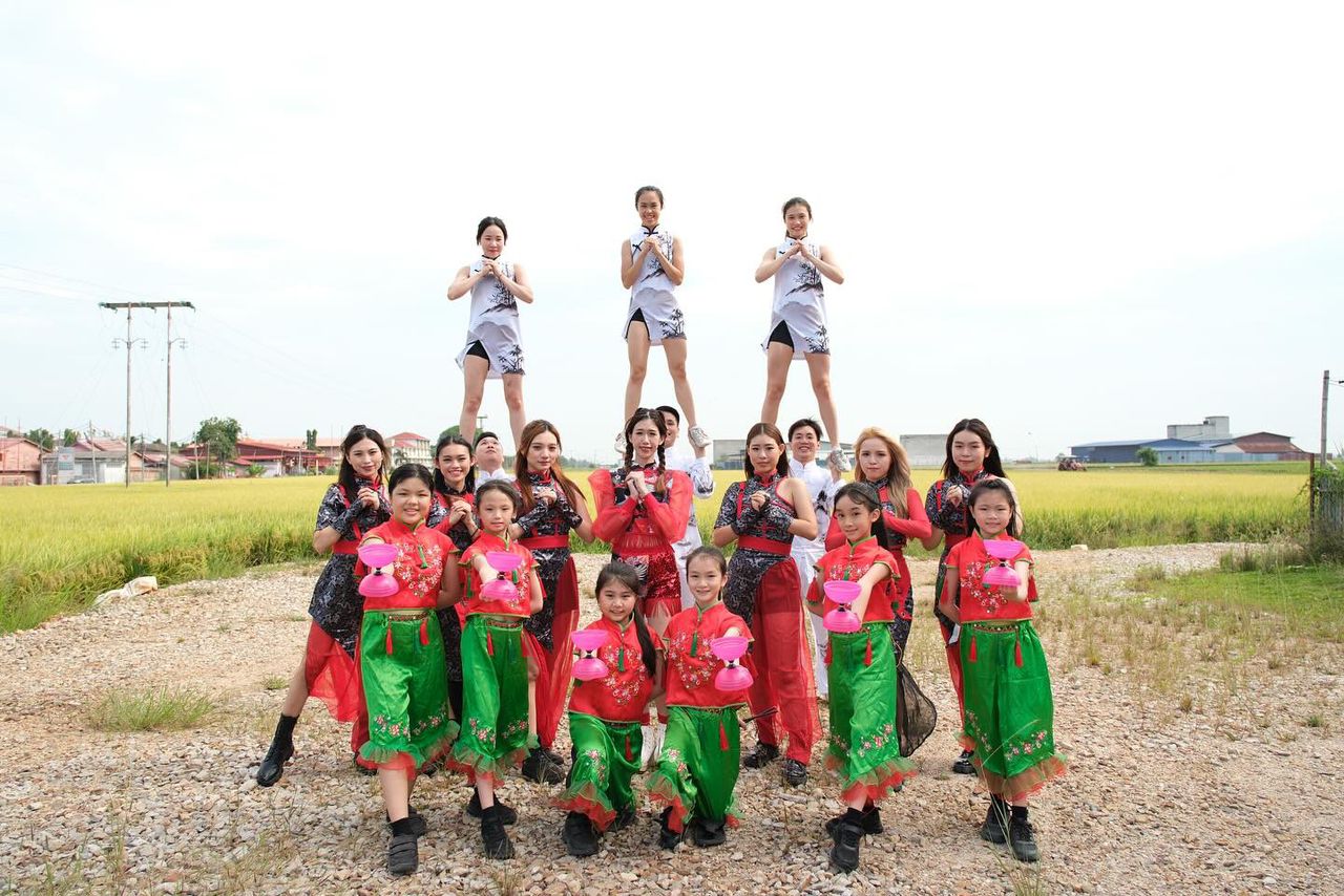 A group of people standing on their shoulders

AI-generated content may be incorrect.