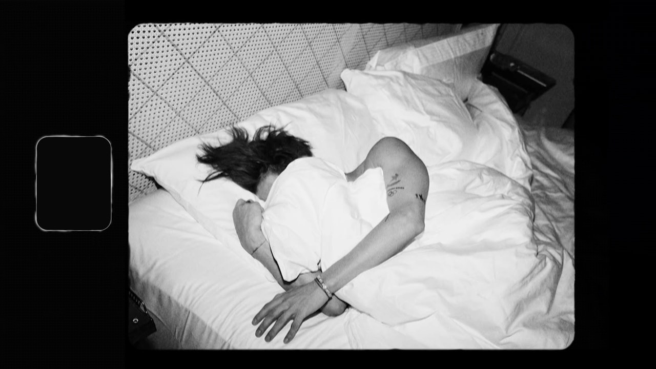 王嘉尔抑郁低谷期醉酒到睡街 !