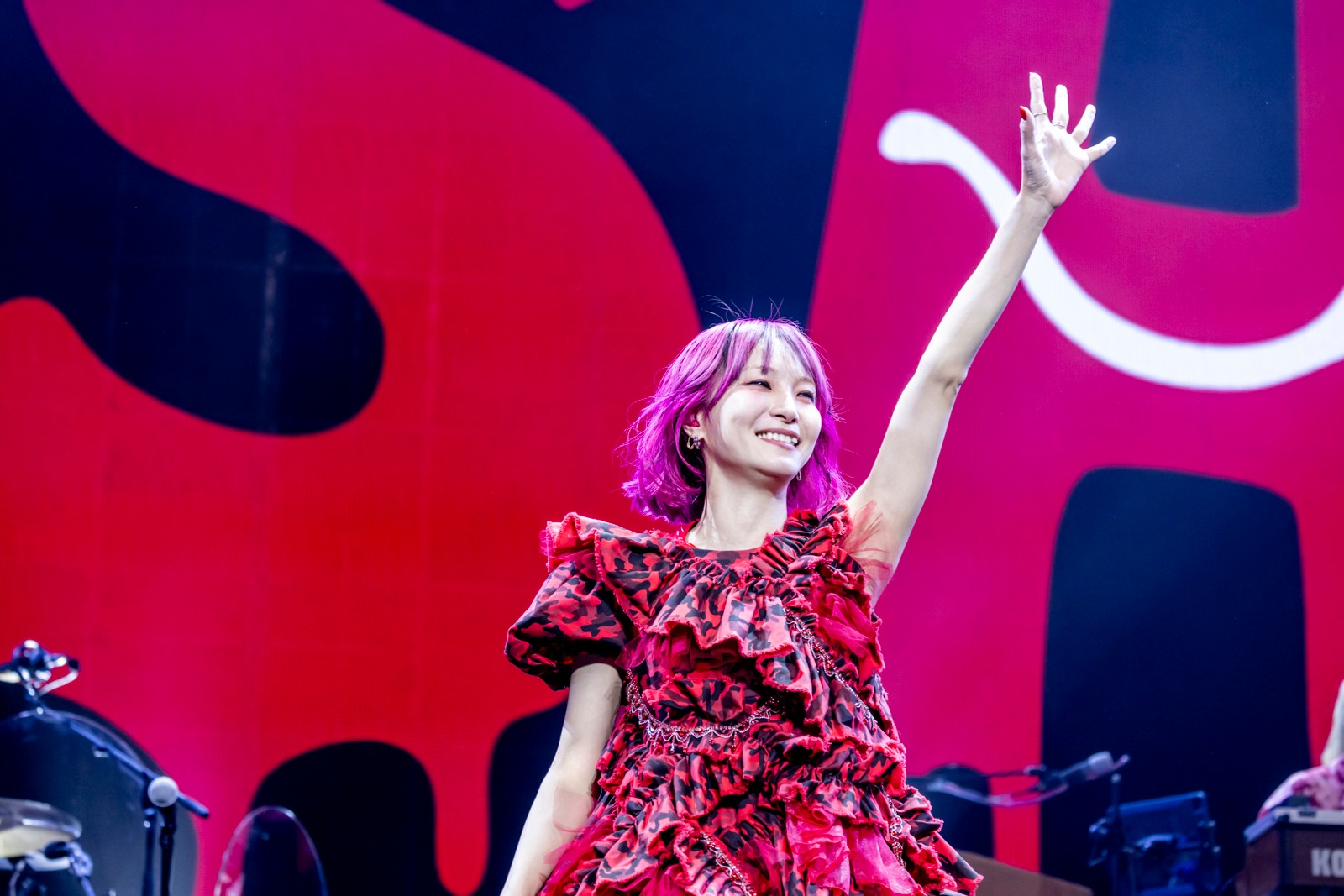 LiSA 为粉丝“上手铐”台上互动引全场尖叫